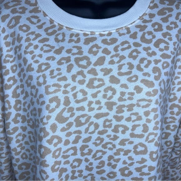 MEDIUM TIME AND TRU WHITE BEIGE LEOPARD ANIMAL PRINT SWEATSHIRT LONG SLEEVE - Picture 2 of 10